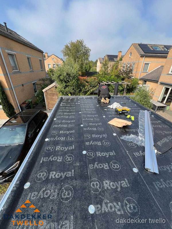 Nieuwe Royal bitumen dakbedekking op plat dak van aanbouw in Twello Nieuwe Royal bitumen dakbedekking op plat dak van aanbouw in Twello