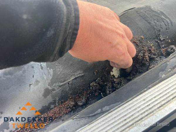Schade aan bitumen dakbedekking op plat dak in Twello Schade aan bitumen dakbedekking op plat dak in Twello