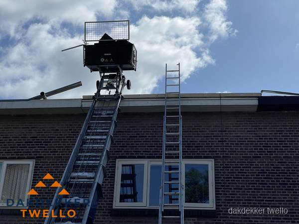 Ladderlift en ladder bij woning voor dakinspectie in Twello Ladderlift en ladder bij woning voor dakinspectie in Twello