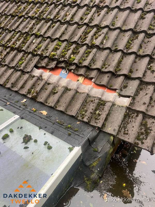 Beschadigd pannendak met ontbrekende dakpannen voor reparatie in Twello Beschadigd pannendak met ontbrekende dakpannen voor reparatie in Twello