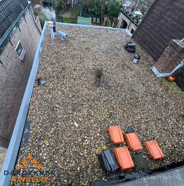 Plat dak met grindballast en dakdoorvoeren in Twello Plat dak met grindballast en dakdoorvoeren in Twello