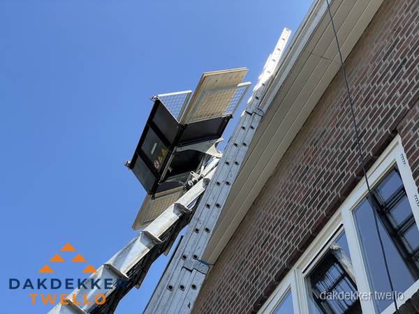 Dakgoot vervangen met dakdekkerslift in Twello Dakgoot vervangen met dakdekkerslift in Twello