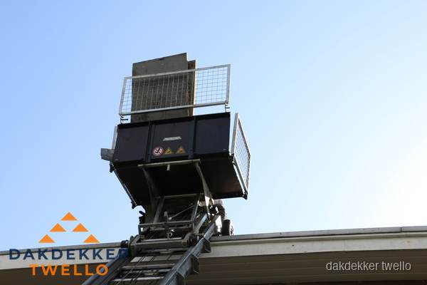 Dakdekkerslift voor materiaal transport bij dakwerkzaamheden in Twello Dakdekkerslift voor materiaal transport bij dakwerkzaamheden in Twello