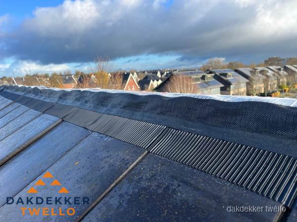 Dakisolatie bij de nok met ventilatieprofiel op schuin dak in Twello Dakisolatie bij de nok met ventilatieprofiel op schuin dak in Twello